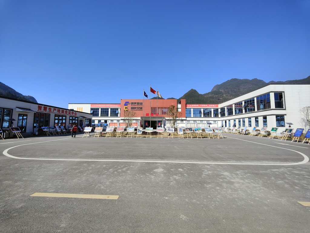 2022年11月14日，，重庆博天堂集团公路建设史上摄影展首次走进建设工地——巫云开公司组织“贯彻落实党的二十大精神 起劲开创巫云开建设新时势——巫云开博天堂集团摄影巡展”。。 (1)