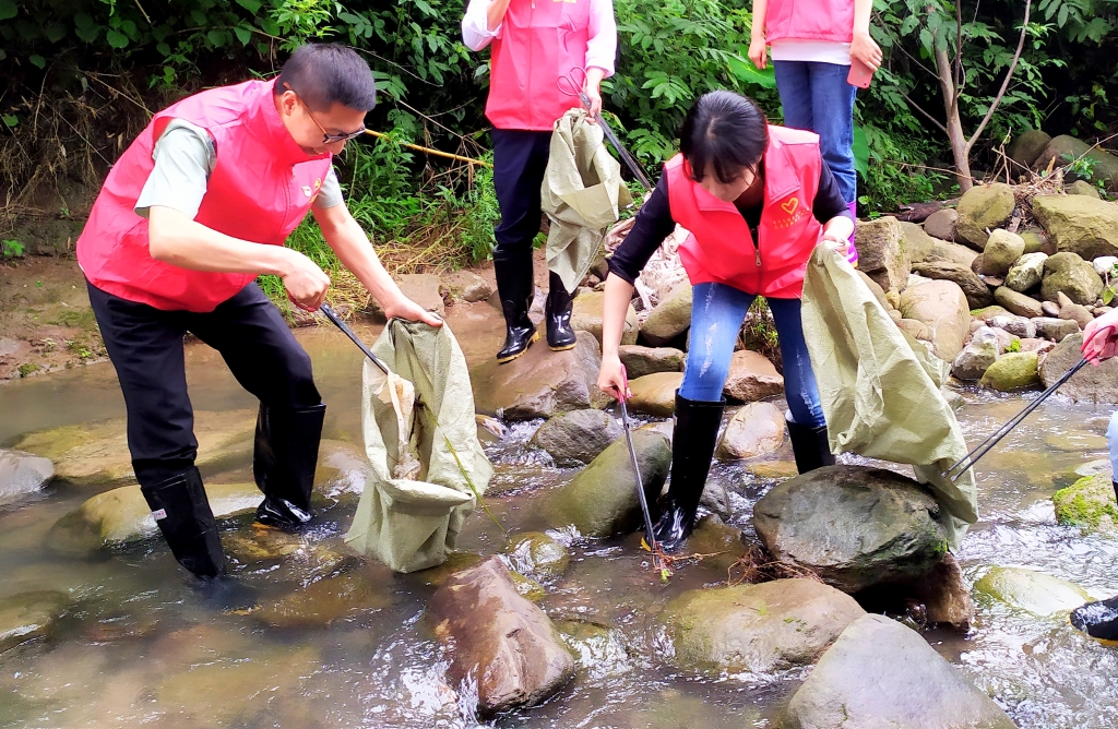 5.27日，为了提倡“人与自然协调共生”，天城治理中心党支部与天城镇诗仙社区党支部开展共建活动，组织青年党员自愿者前往万州区天城镇永生河流域周围整理 ( (5)